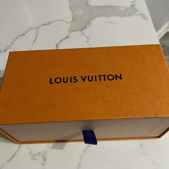 Louis Vuitton Sunglasses - Picture 4 of 5